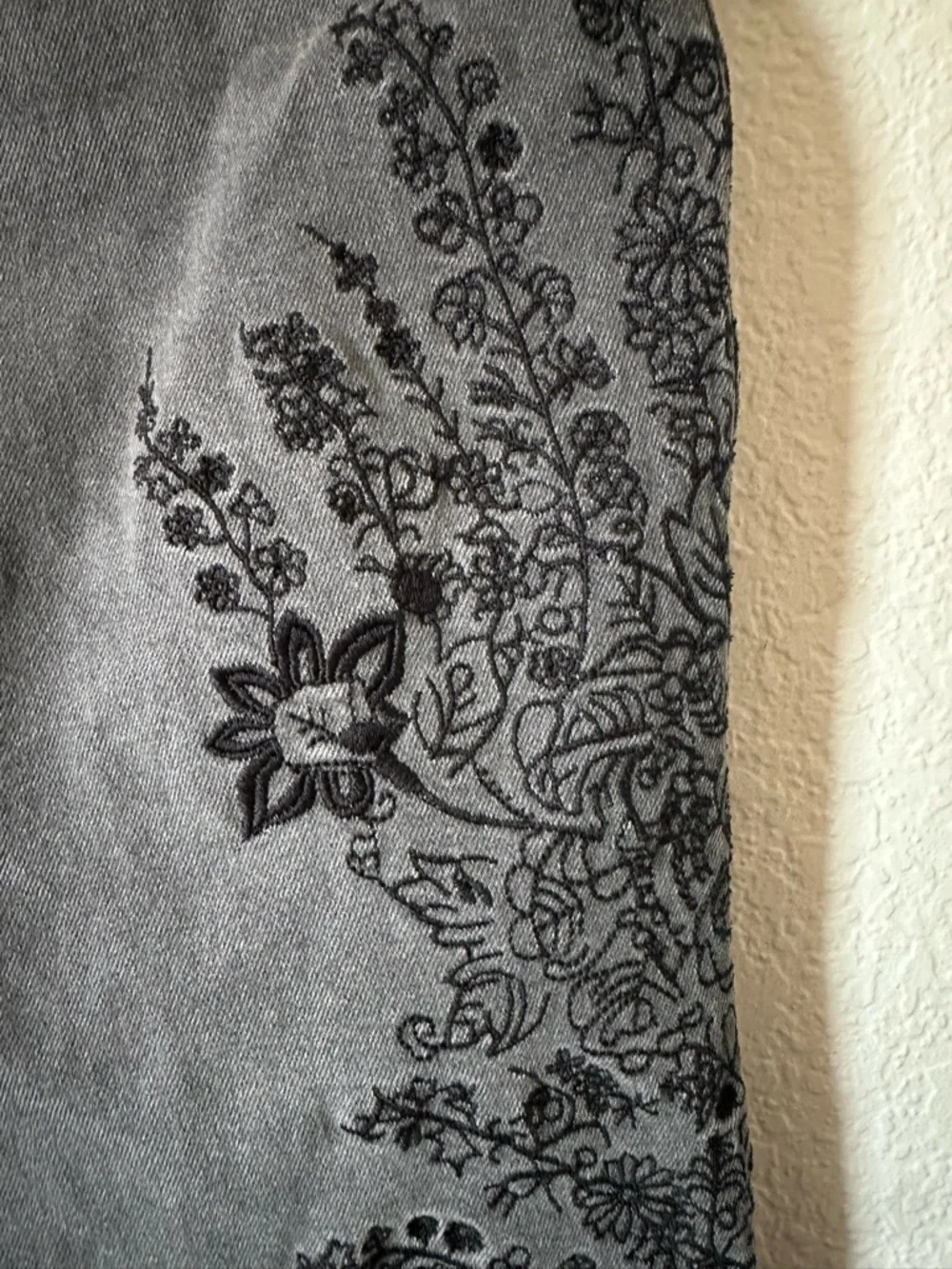 Free People We The Free Embroidered Gray Raw Hem Ankle Cropped Jeans - Size 28